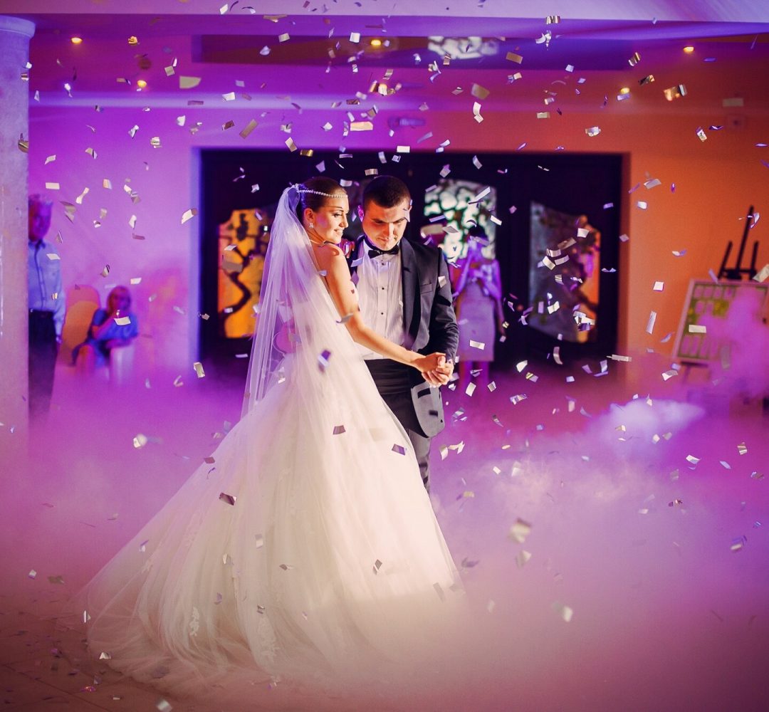 couple-dancing-ther-wedding_1157-93