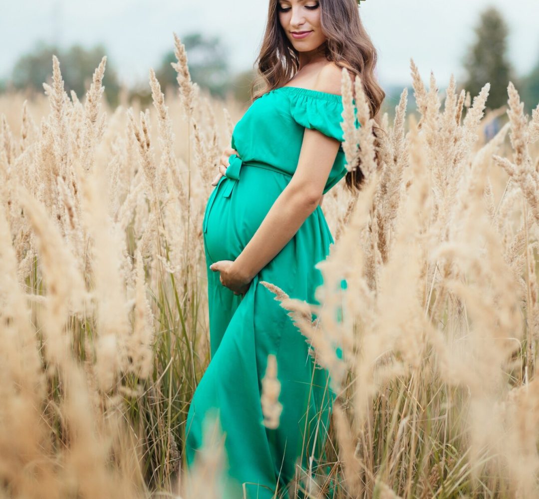 future-mother-stands-grass_8353-5615